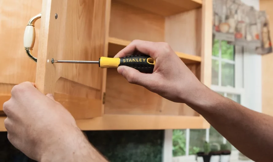 Screwdrivers in Carpentry: The Essential Tool for Precision and Control